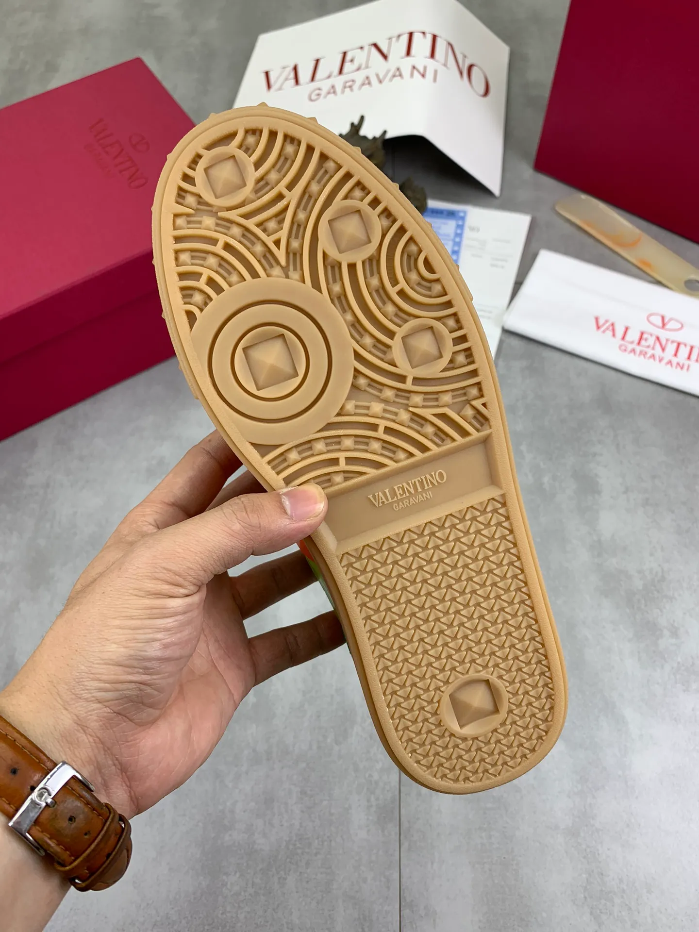 Men's Men's Shoes P520 New Couple Style Valentino Valentino 2025/UPVILLAGE Couple Casual Sports Shoes Moral Training Shoes 🆚Professional high-end, perfect replica, first-class quality, all made of original 1:1 materials, exclusive mold opening! 🎁Full set of high-end packaging at the counter ✔️Fabric: high mercerized cowhide ✔️Outsole: TPU material outsole ✔️Size: female 35-40 male 39-45 (female 41 male 38.46) 🆚All details are customized at 1:1 mold, striving for perfection!